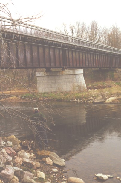 Photograph of White's Bridge was taken in April 1999
 from the east bank upstreamm
